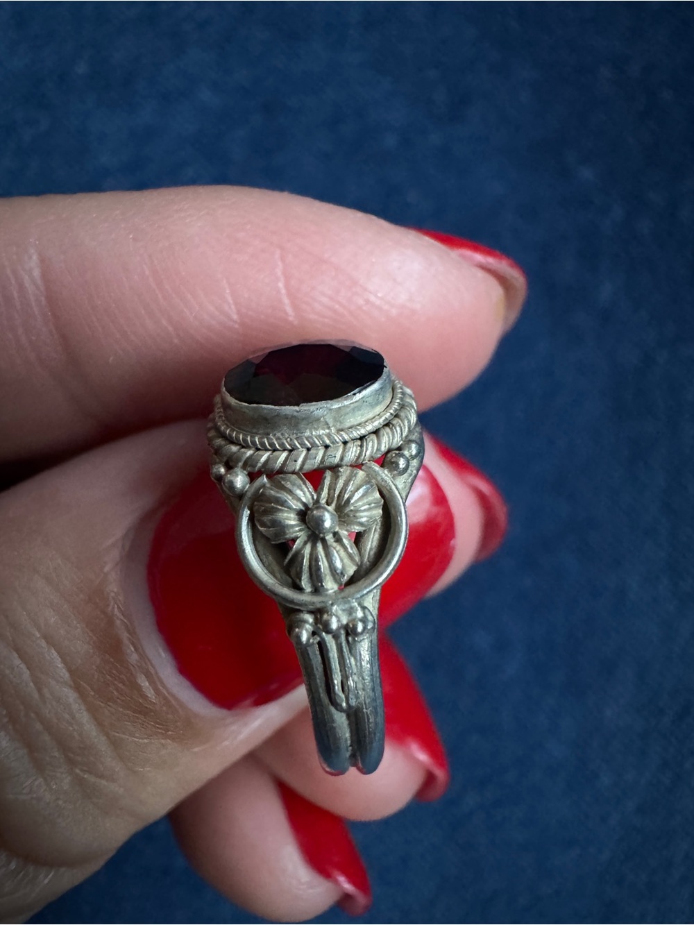 Vintage 925 Sterling Silver Flower Garnet Ring size 6 3/4” - Picture 4 of 4